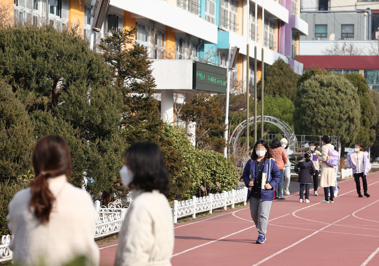 정부의 거리두기 강화 조치에 따라 오는 20일부터 수도권 학교와 비수도권 과밀학교의 전면등교가 중단된다. [연합]
