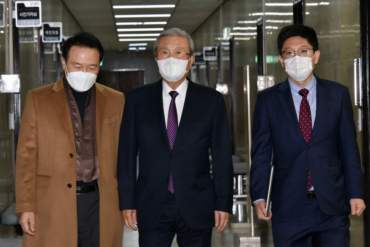김종인 국민의힘 총괄선대위원장(가운데)이 16일 오전 국회에서 열린 기자간담회에 참석하고 있다. [헤럴드경제=이상섭 기자]