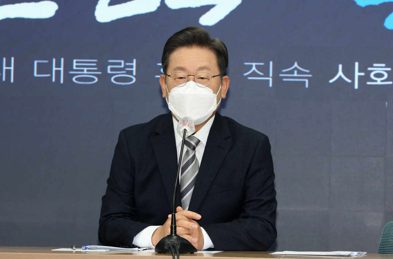 이재명 더불어민주당 대선 후보가 16일 서울 여의도 중앙당사에서 열린 사회대전환위원회 출범식이 끝난 뒤 아들이 불법 도박을 했다는 의혹 보도와 관련해 사과를 하고 있다. [연합]