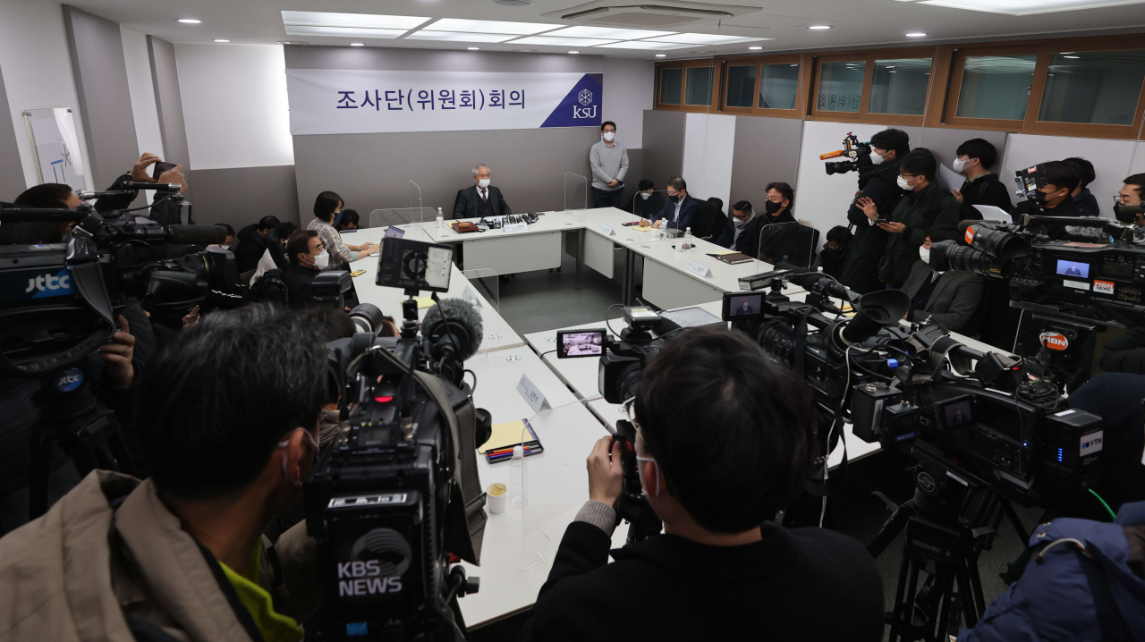 [사진=양부남 대한빙상경기연맹 조사위원장이 8일 오후 서울 송파구 대한빙상경기연맹에서 심석희의 2018 평창동계올림픽 쇼트트랙 고의 충돌 의혹 관련 2차 조사단 회의를 마친 뒤 결과를 발표하고 있다.][연합]