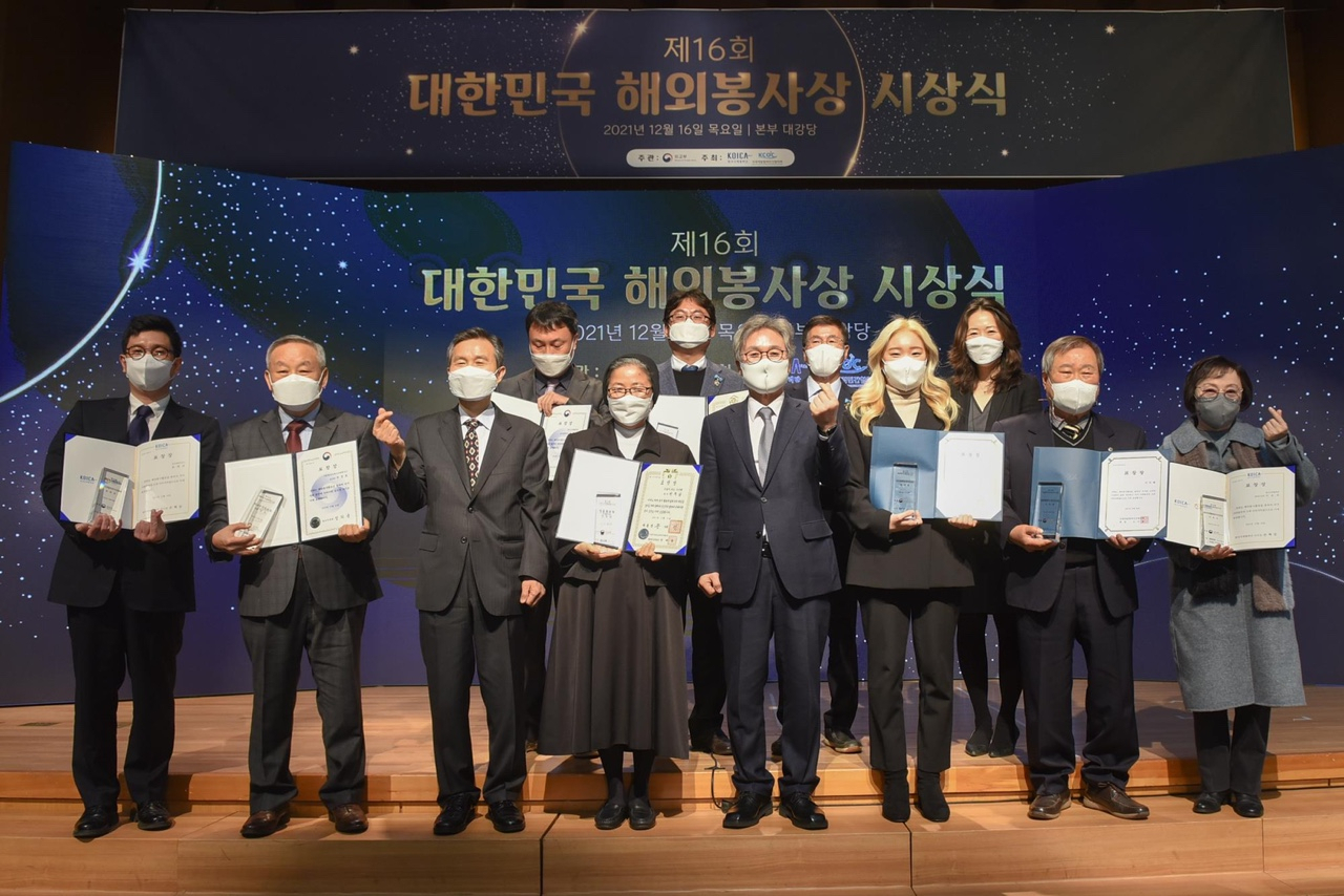 16일 경기 성남시 코이카 본부에서 진행된 제16회 대한민국 해외봉사상 시상식에서 수상자들이 기념 촬영을 하고 있다. [코이카 제공]