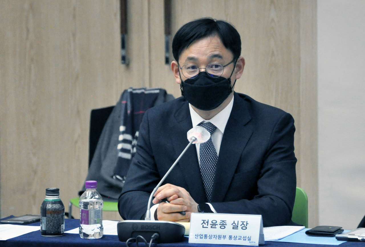 전윤종 산업통상자원부 통상교섭실장이 16일 부산 벡스코에서 진행된 제1차 메카 자유무역협정(FTA) 간담회에서 중소수출기업 대상으로 역내포괄적경제동반자협정(RCEP) 및 포괄적·점진적 환태평양경제동반자협정(CPTPP)을 설명하고 있다. [산업통상자원부 제공]