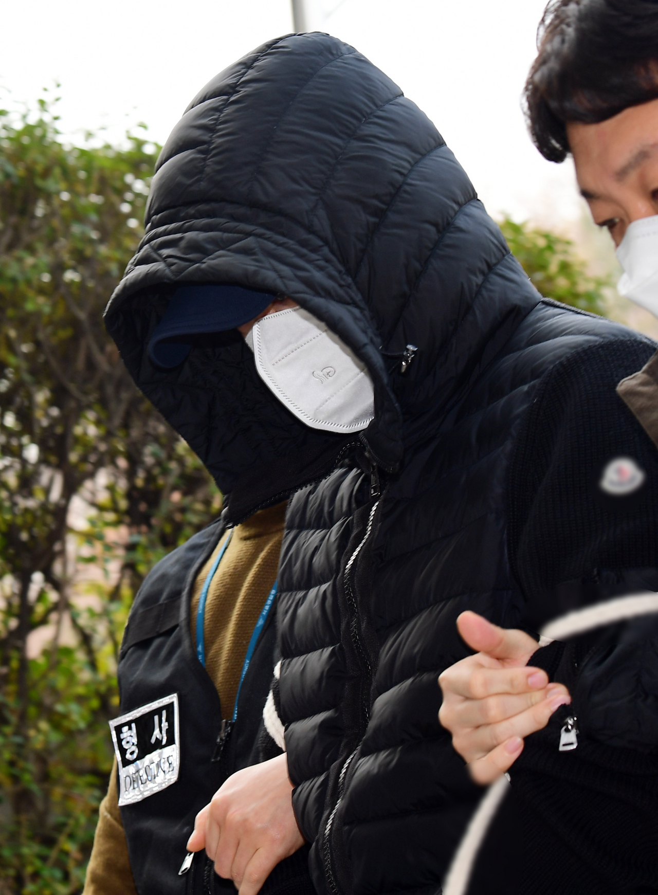 [사진=여러 여성과 성관계 장면을 불법 촬영한 혐의로 긴급체포된 한 기업 회장 아들 권모 씨가 11일 오후 서울 서초구 서울중앙지법에서 열린 구속 전 피의자 심문(영장실질심사)에 출석하며 법정으로 향하고 있다.][연합]