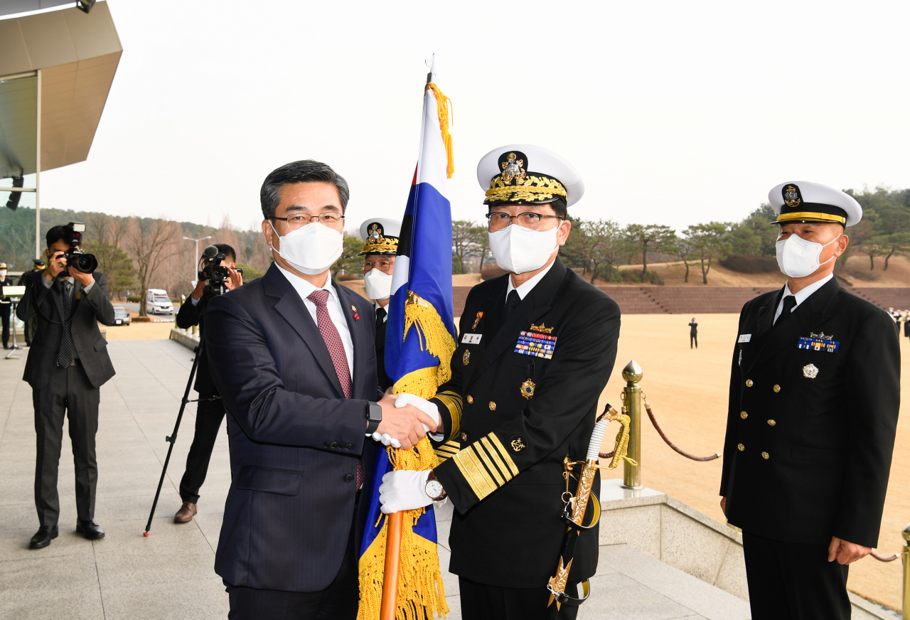 16일 오후 계룡대 대연병장에서 열린 제34·35대 해군참모총장 이취임식에서 김정수(오른쪽) 신임 해군참모총장이 서욱 국방부장관으로부터 해군기를 이양받고 있다. [해군 제공]