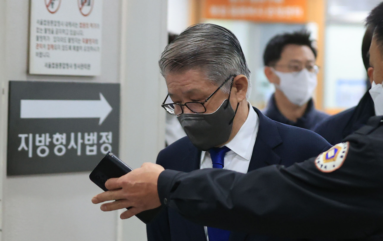 [사진=최신원 전 SK네트웍스 회장이 16일 오전 서울 서초구 서울중앙지법에서 열린 횡령·배임 혐의 관련 1심 속행 공판에 출석하며 법정으로 향하고 있다.][연합]