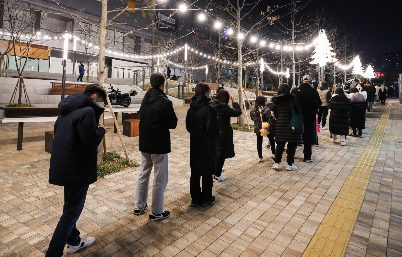 [사진=16일 오후 서울 서대문구 신촌역 광장에 마련된 선별진료소를 찾은 시민들이 코로나19 검사를 받기 위해 줄지어 서 있다.][연합]
