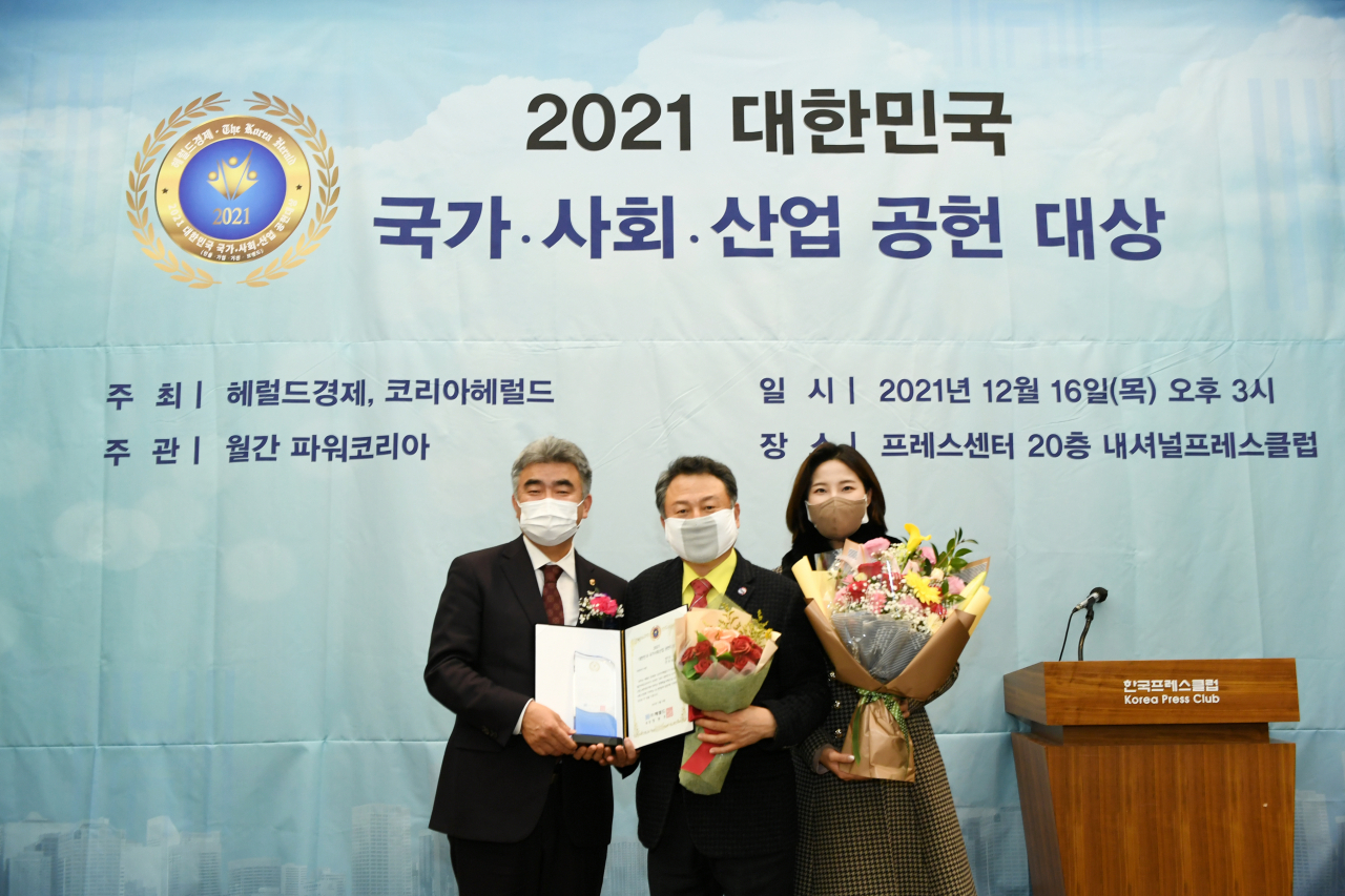 ‘2021 대한민국 국가·사회·산업 공헌대상’ 시상식(왼쪽부터) 정원주 ㈜헤럴드 회장, 안승남 구리시장.