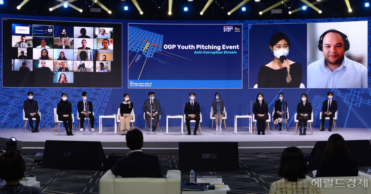 16일 서울 강남구 코엑스 그랜드볼룸에서 진행된 2021 열린정부파트너십(Open Government Partnership) 글로벌서밋 ‘특별세션 유스 서밋’이 열리고 있는 가운데 사전에 선정된 국내외 청년대표단과 정부, 국제기구 관계자와의 질의응답이 진행되고 있다. 이상섭 기자
