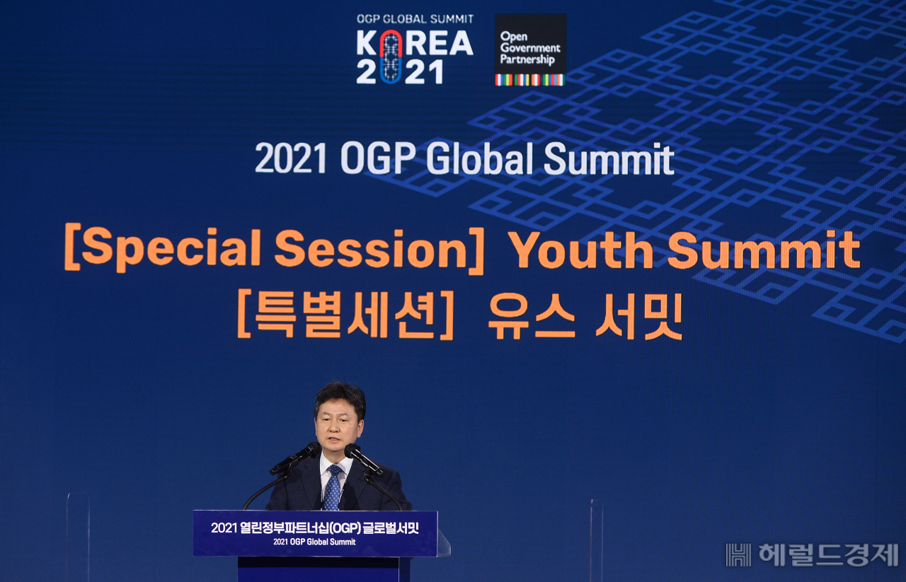 한창섭 행정안전부 정부혁신조직실장이 16일 코엑스 그랜드볼룸에서 잔행된 2021 열린정부파트너십(OGP) 글로벌서밋 ‘특별세션 유스 서밋(Youth Summit)’에 참석해 개회사를 하고 있다. 이상섭 기자