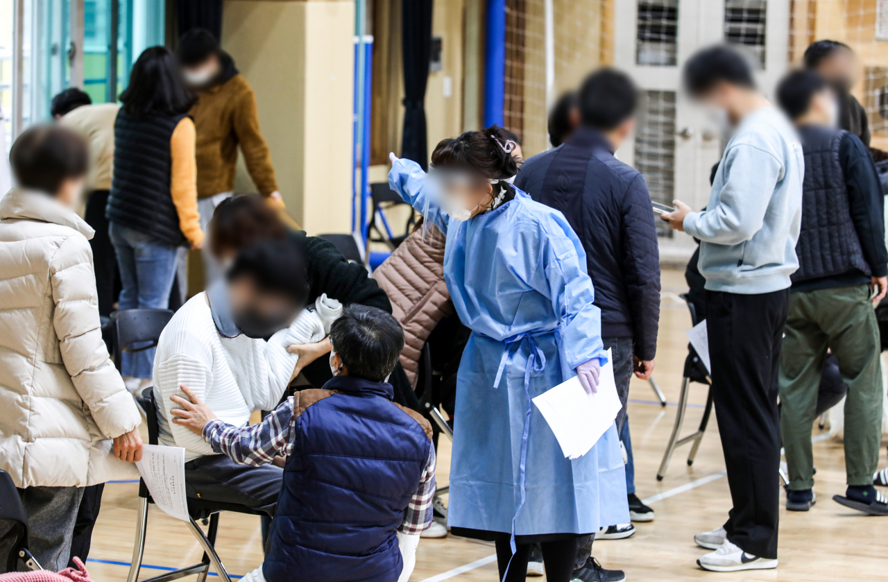 학생들이 신종 코로나바이러스 감염증(코로나19) 백신을 맞기 전에 대기장소에서 기다리고 있다. 연합뉴스