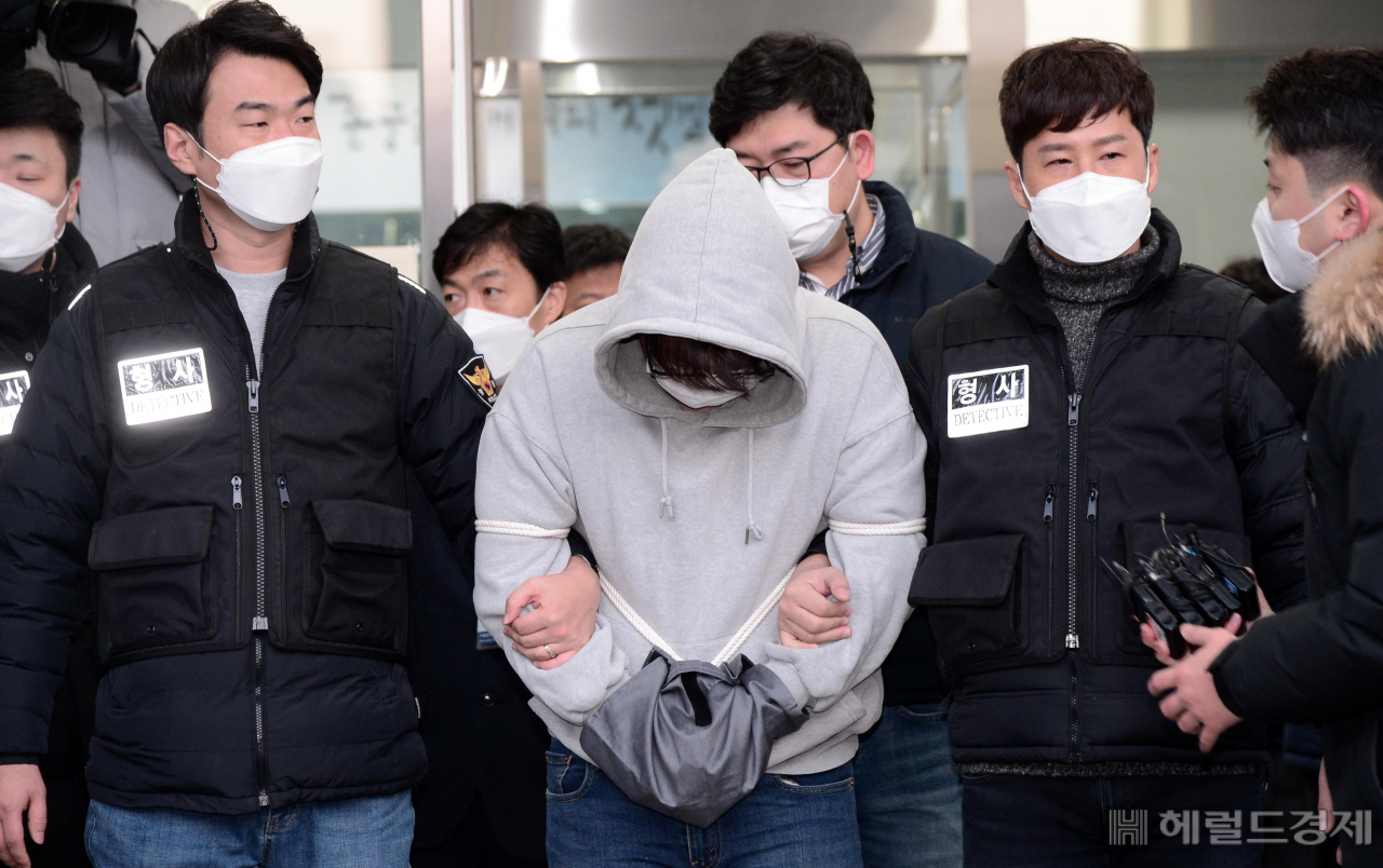 신변보호를 받던 여성의 어머니를 흉기로 살해한 이석준이 지난해 12월 17일 검찰로 송치되고 있는 모습. [헤럴드경제DB]