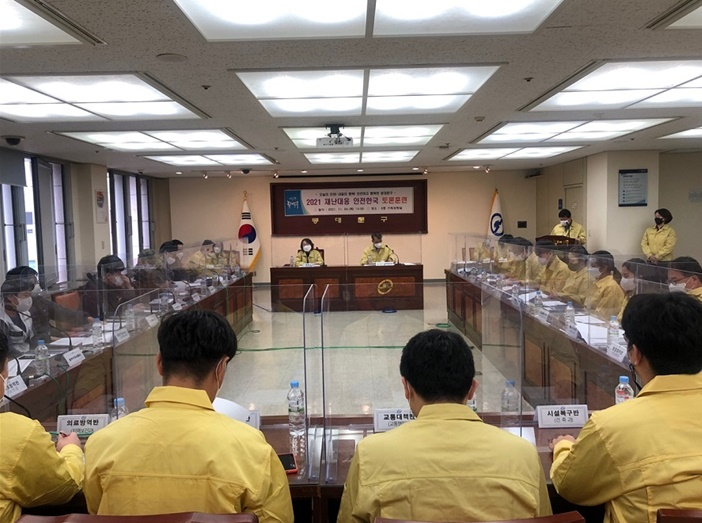 서울 동대문구(구청장 유덕열)가 ‘2021년 재난대응 안전한국 훈련(행정안전부 주관)’ 서울시 점검 평가에서 우수기관으로 선정됐다. 5년 연속 수상이다. 사진은 지난달 4일 동대문구 재난안전대책본부 실무반과 동대문소방서, 동대문경찰서 등 8개 유관기관은 다중이용시설(경동시장) 대형화재 발생을 가정한 재난대응 안전한국 훈련 토론을 실시하는 모습. [동대문구 제공]