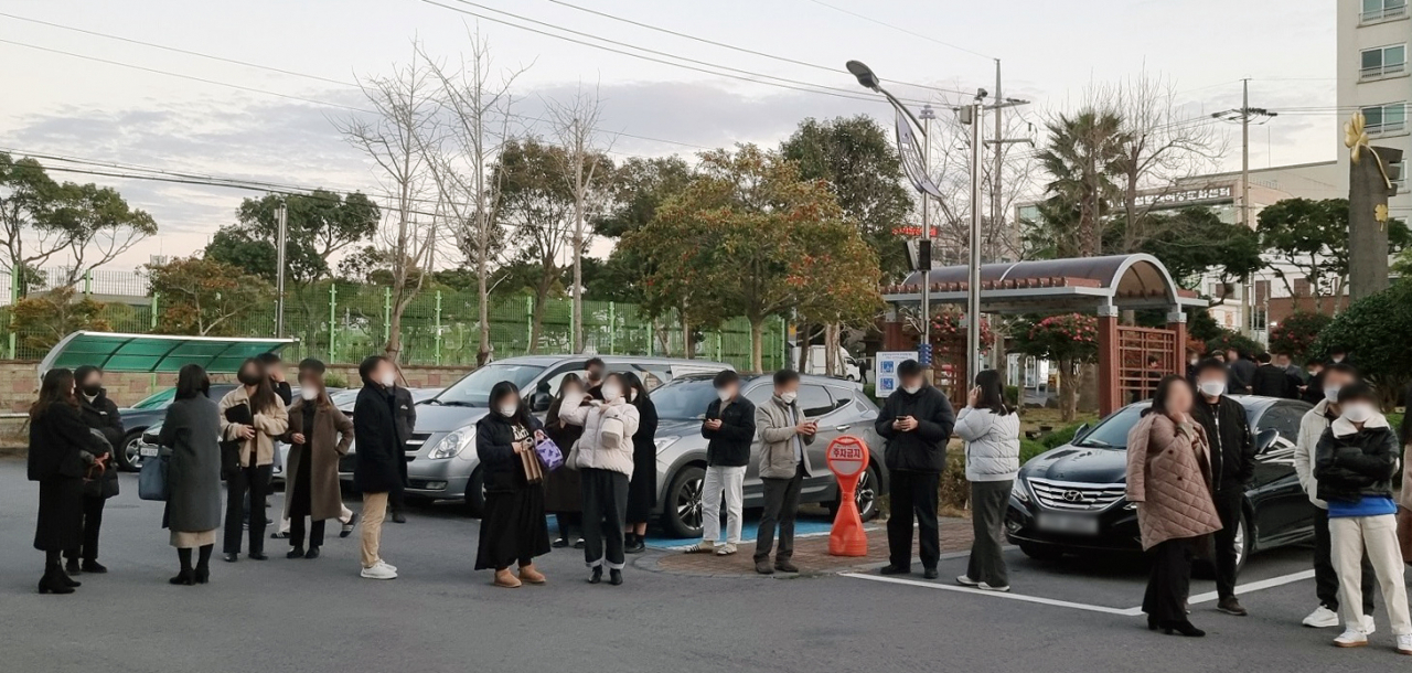 지난 14일 오후 제주에 지진이 발생하자 제주 제주시 제주웰컴센터에서 근무하는 시민들이 건물 밖으로 나와 있다. [연합]