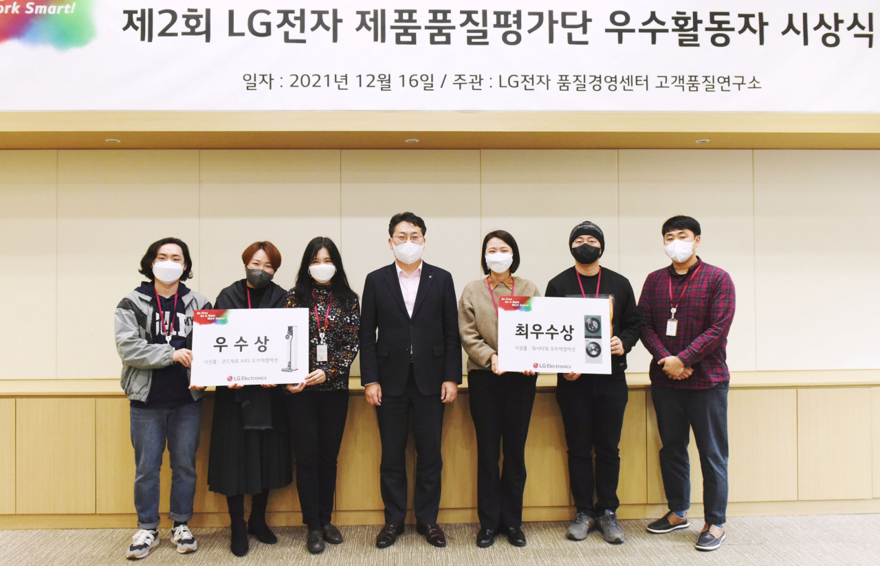 LG전자는 개발 중인 제품을 대상으로 고객이 불편함을 느끼는 부분을 사전에 파악하고 출시 전 개발단계에서 고객의 의견을 적극 반영하기 위해 지난해부터 제품품질평가단을 운영하고 있다. 16일에는 경기도 평택시 LG디지털파크 내 고객품질연구소에서 제품품질평가단의 우수 활동자 6명을 선정해 시상했다. 지승현 LG전자 고객품질연구소장(왼쪽에서 네 번째)과 수상자 6명이 기념촬영을 하고 있다.[LG전자 제공]
