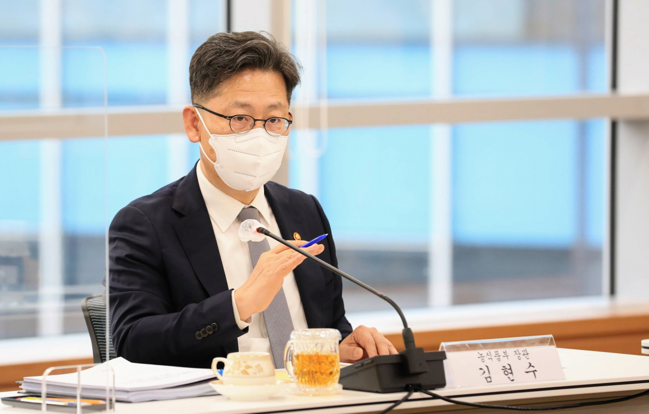 김현수 농림축산식품부 장관이 16일 오후 정부세종청사에서 기자간담회를 갖고 주요 현안에 대한 입장을 밝히고 있다. 김 장관은 이 자리에서 정부 비축물량 공급 확대와 할인판매 확대 등으로 식탁물가 안정에 총력을 기울이겠다고 밝혔다. [농림축산식품부 제공]