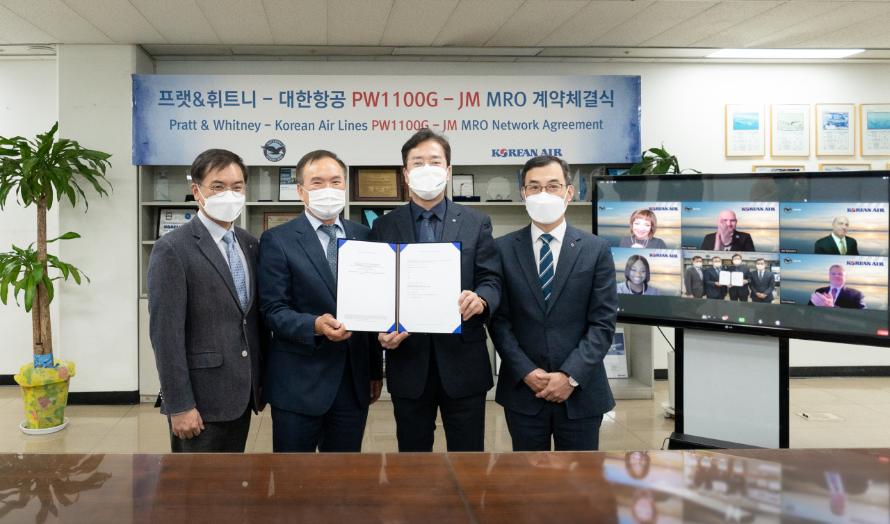 대한항공이 항공기 엔진 제작사인 프랫앤휘트니(P&W)와 차세대 GTF 엔진 정비 협력체 가입 계약을 체결했다. (왼쪽부터) 조영 대한항공 정비기획부 담당, 황인종 대한항공 정비본부장, 이수근 대한항공 오퍼레이션 부문 부사장, 김광은 대한항공 엔진정비공장장. [대한항공 제공]