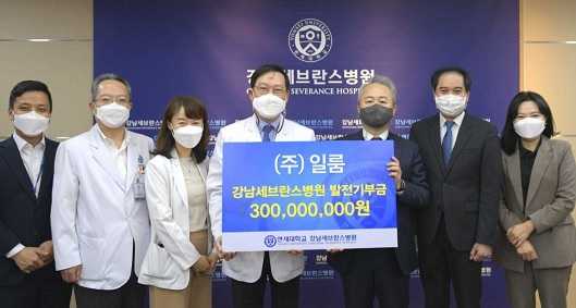 강성문 일룸 대표(오른쪽 3번째)와 송영구 강남세브란스병원 병원장(오른쪽 4번째) 등 관계자들이 16일 발전기금 전달식을 진행한 후 기념촬영을 하고 있다.[일룸 제공]