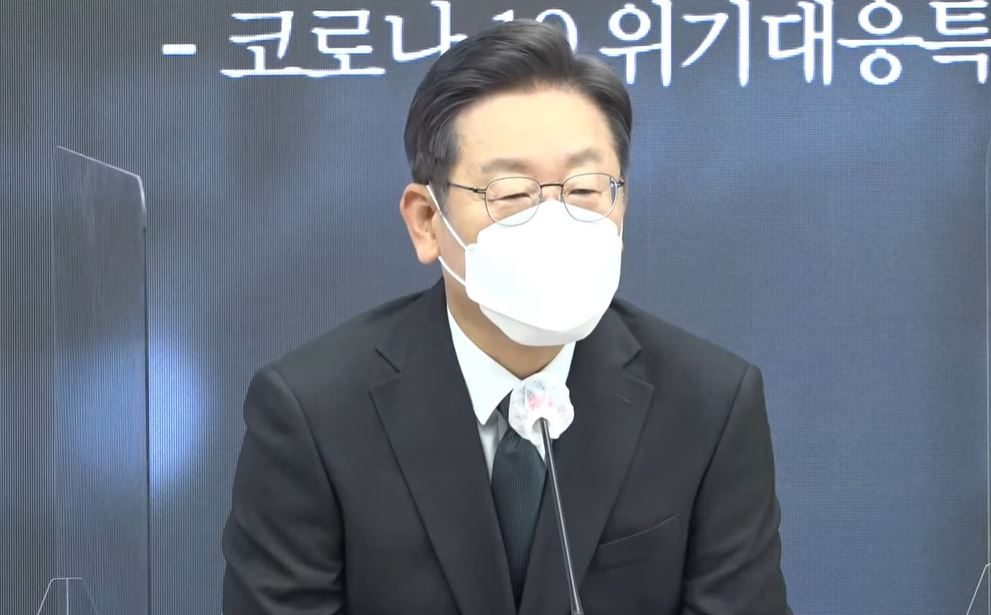 이재명 더불어민주당 대선후보가 17일 오전 서울 여의도 민주당사에서 코로나19 위기대응 특별위원회 1차 회의를 주재하며 발언하고 있다.