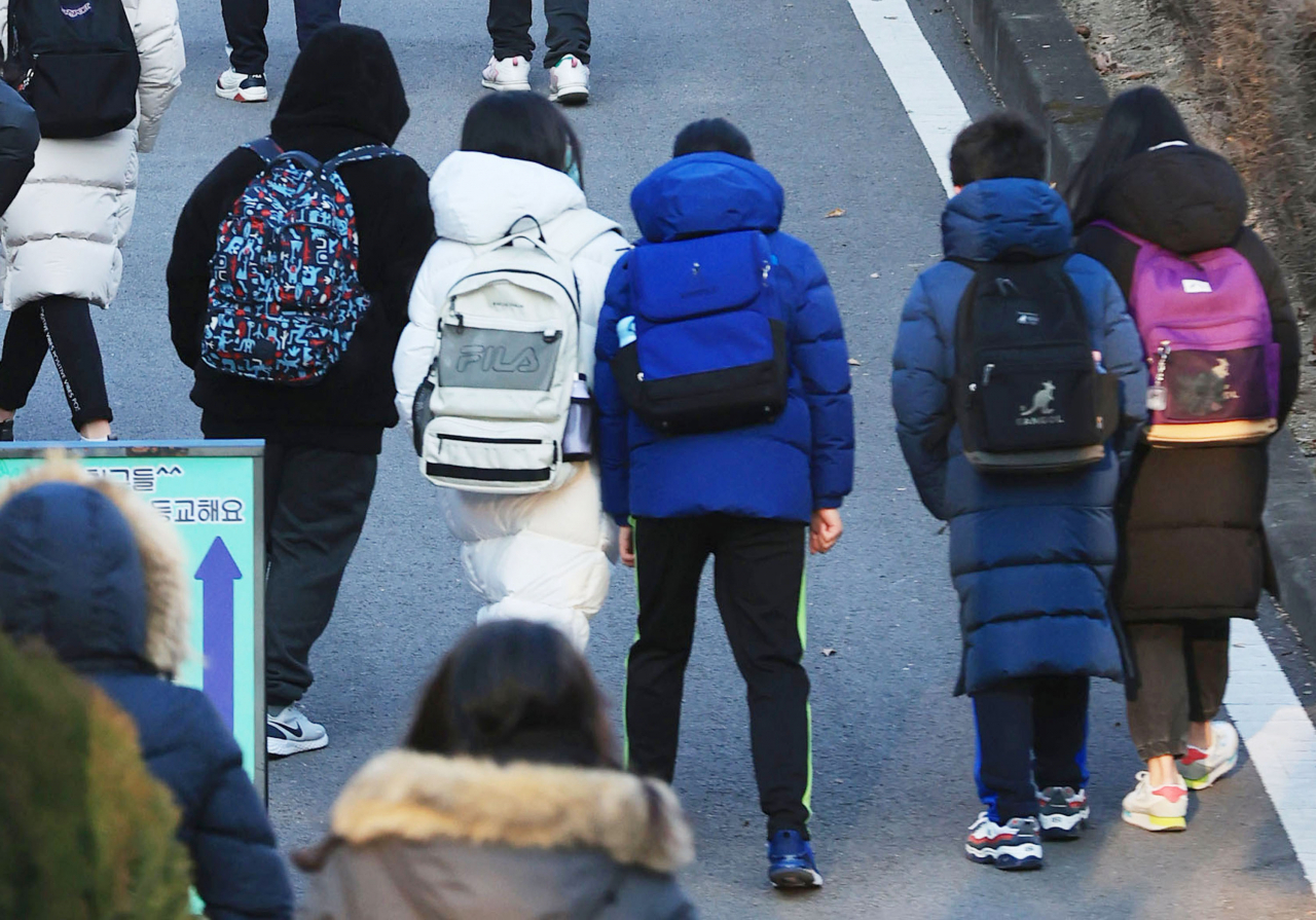 정부의 사회적 거리두기 강화 조치에 따라 오는 20일부터 수도권 학교와 비수도권 과밀학교의 전면등교가 중단된다. 17일 오전 서울 시내 한 초등학교에서 학생들이 등교하고 있다. [연합]