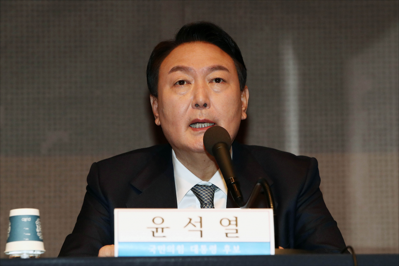 윤석열 국민의힘 대선후보가 14일 오전 서울 중구 프레스센터 국제회의장에서 열린 관훈클럽 초청 토론회에서 발언하고 있다. [연합]