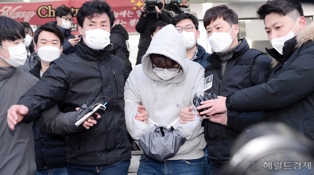 신변보호를 받던 여성의 어머니를 흉기로 살해한 이석준이 지난해 12월 17일 오전 서울 송파경찰서에서 검찰로 송치되고 있다. [헤럴드경제DB]