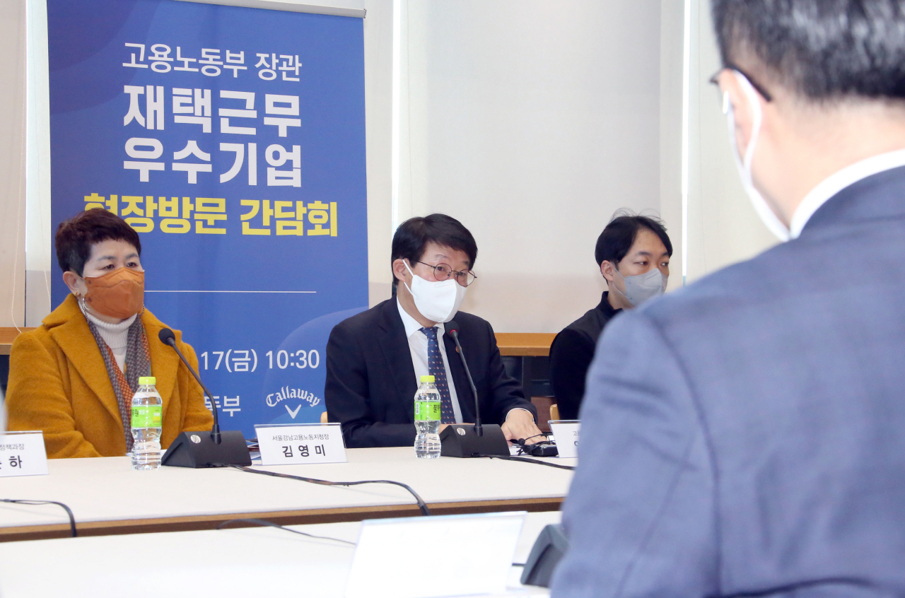 17일 코로나19 확산을 막기 위해 재택근무를 적극적으로 실시하고 있는 한국캘러웨이골프를 찾은 안경덕 장관. [고용노동부 제공]