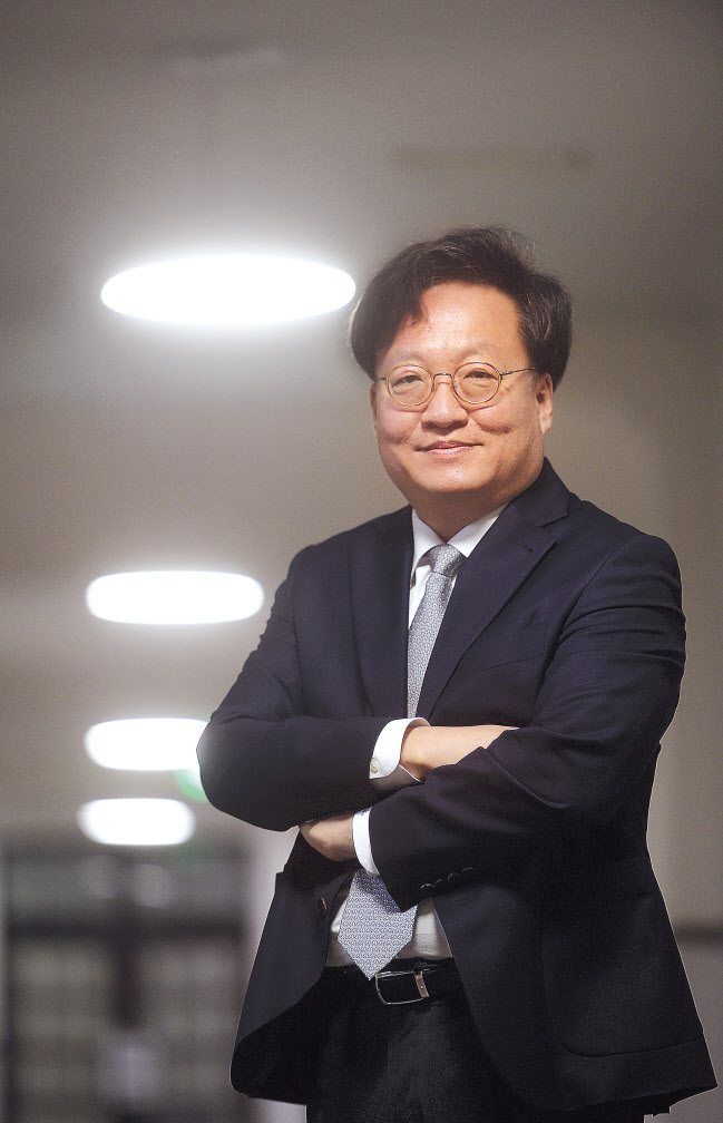 신경식 이화여대 대외부총장은 최근 서울 서대문구 이화여대 본관에서 본지와 인터뷰에서 “코로나19(신종 코로나바이러스 감염증)를 계기로 대학들이 새로운 교육방법론을 찾게 됐다”며 이대가 ‘온·오프 융합 교육혁신’에 나선다고 밝혔다. 아울러 연구가 전제가 돼야 좋은 교육을 할 수 있는 만큼 연구중심대학을 지향해야 하고, 이를 통해 재정난 극복에도 도움이 될 것이라고 했다. 박해묵 기자