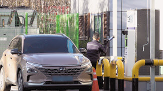 서울 ‘양재 그린카 스테이션’에서 수소 충전 중인 현대차 '넥쏘'.[시너지영상팀]