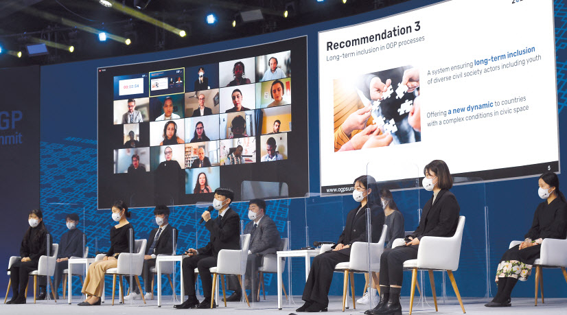 16일 서울 강남구 코엑스 그랜드볼룸에서 진행된 2021 열린정부파트너십(OGP) 글로벌서밋 ‘특별세션 유스 서밋(Youth Summit)’이 열리고 있는 가운데 사전에 선정된 국내외 청년대표단과 정부, 국제기구 관계자와의 질의응답이 진행되고 있다. 이상섭 기자
