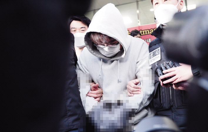 신변보호를 받던 여성의 어머니를 흉기로 살해한 이석준이 17일 오전 서울 송파경찰서에서 검찰로 송치되고 있다. 이석준은 “피해자에 할 말이 없다. 물의 일으켜 죄송하다”고 밝혔다. 최근 신상공개가 결정됐지만, 마스크도 벗지 않았다. 박해묵 기자