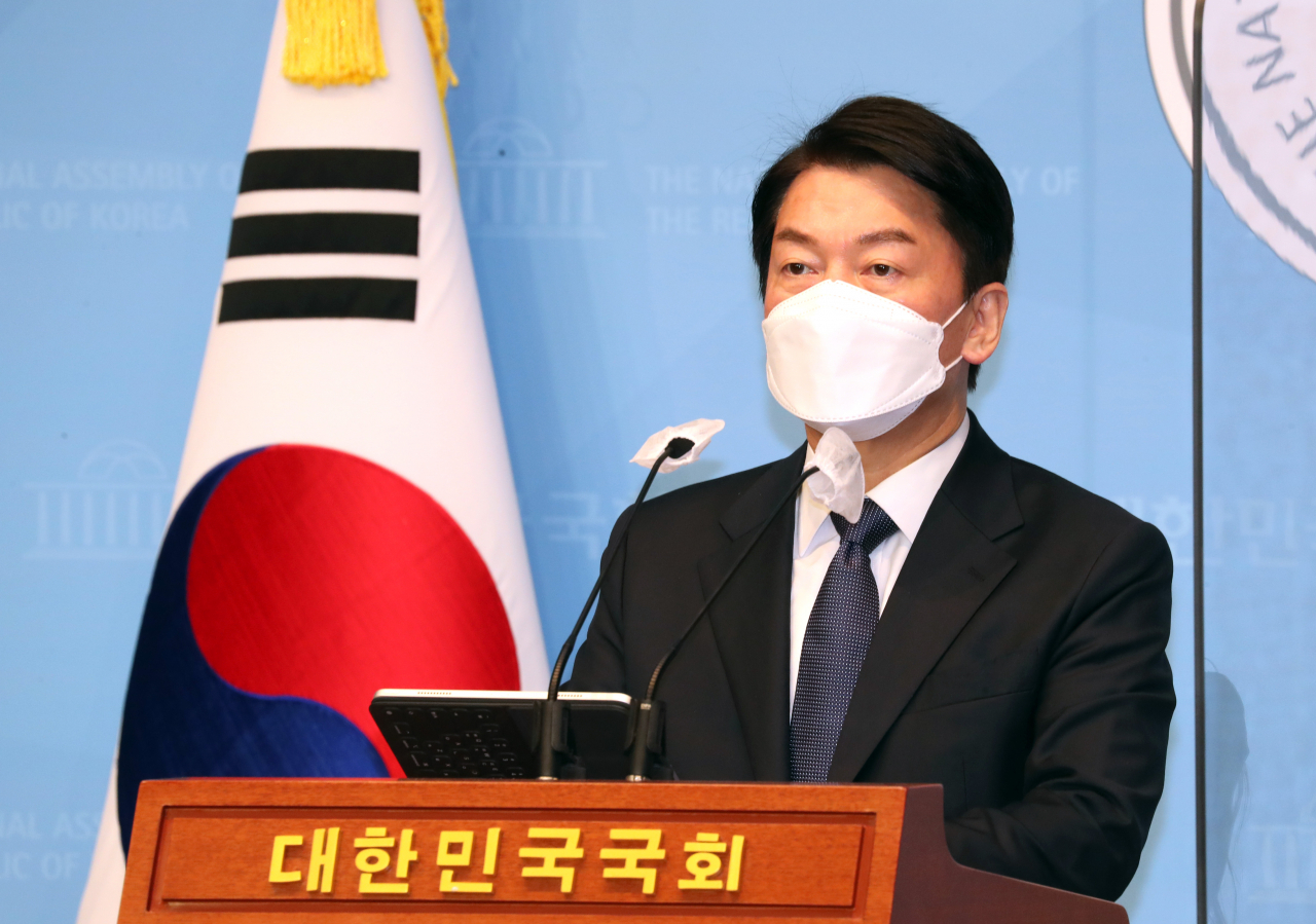 안철수 국민의당 대선후보가 지난 16일 국회 소통관에서 기자회견을 열고 국민통합을 주장하고 있다. [국회사진기자단]