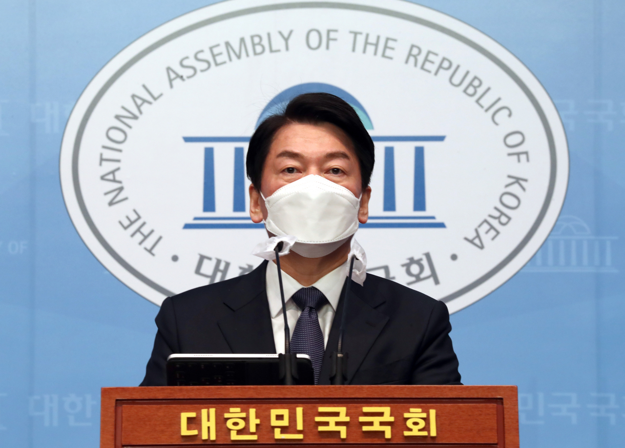 안철수 국민의당 대선후보가 16일 국회 소통관에서 기자회견을 열고 국민통합을 주장하고 있다.[연합]