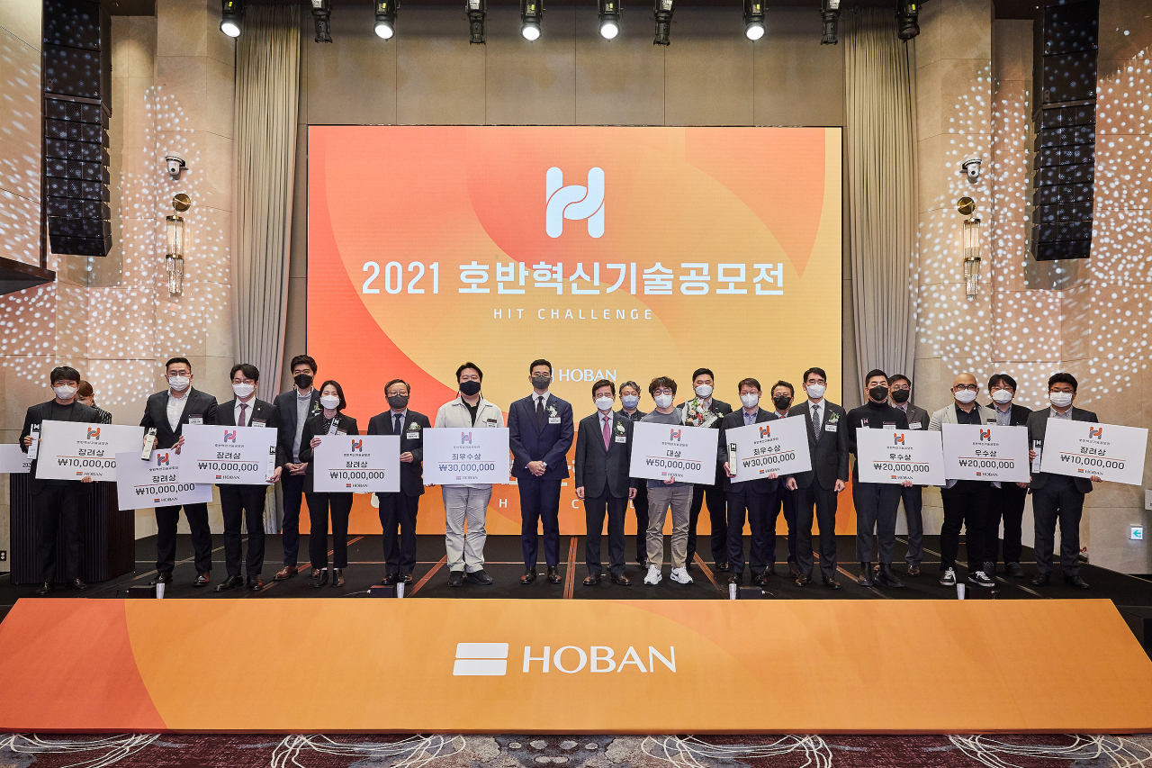 호반그룹이 ‘2021 호반혁신기술공모전’ 시상식을 열었다. 앞줄 왼쪽 일곱번째부터 권혁찬 뷰메진 대표, 김대헌 호반그룹 기획총괄사장, 김선규 호반그룹 회장, 천홍석 트위니 대표. [호반그룹 제공]