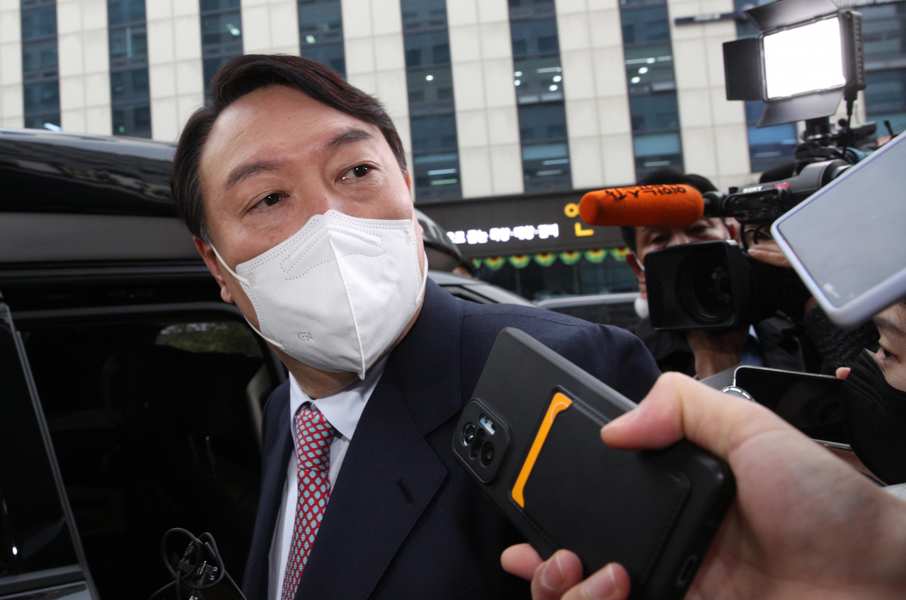 윤석열 국민의힘 대선후보가 16일 오전 서울 여의도 새시대준비위원회 사무실을 나서며 부인 김건희 씨의 '허위 이력' 논란과 관련한 질문을 하는 취재진을 바라보고 있다. [연합]