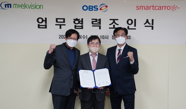 지난 8일 OBS경인TV는 엠텍비젼, ㈜스마트카로와 ‘안전운전 대국민 캠페인’을 위한 양해각서(MOU)를 체결했다.〈사진 왼쪽부터 김학균 OBS경인TV 대표이사, 이성민 엠텍비젼 대표, 이현호 스마트카로 대표〉