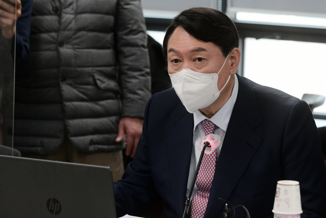 윤석열 국민의힘 대선후보가 16일 오후 서울 용산구 대한의사협회에서 열린 코로나19 대응 문제점과 개선방안에 대한 화상 간담회에서 발언하고 있다. [연합]