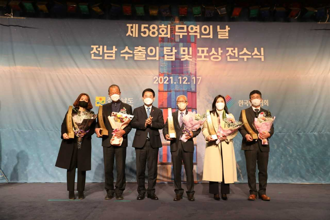 한국무역협회 광주전남지역본부와 광주시는 14일 광주 홀리데이인 호텔에서 제58회 무역의 날을 기념해 ‘광주 수출의탑 및 유공자 포상 전수식’을 갖고 지역 우수 수출기업에 대한 수출의탑 시상과 무역 유공자들에 대한 포상을 실시했다.