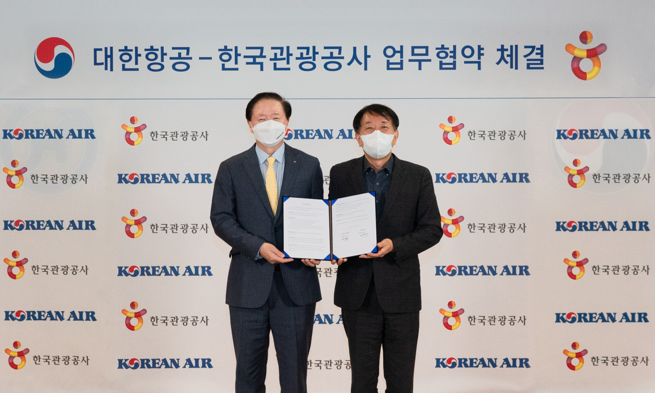 우기홍 대한항공 사장(왼쪽)과 안영배 한국관광공사 사장이 17일 서울 강서구 대한항공 본사에서 ‘국가 관광 산업 발전 협력을 위한 양해각서’를 체결한 뒤 기념사진을 촬영하고 있다. [대한항공 제공]