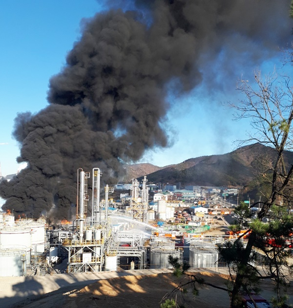 지난 13일 여수산단 이일산업 원료 저장탱크에서 폭발화재가 발생, 소방차량이 진화작업을 벌이고 있다. /박대성 기자.