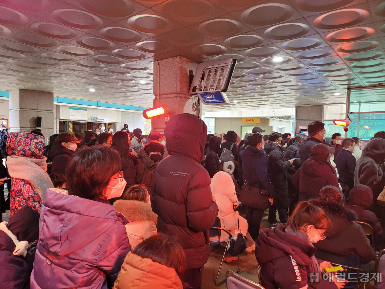 병원 코로나 19 선별진료소에 거리두기는 아예 없고 사람들이 모여 북새통을 이루고 있다.