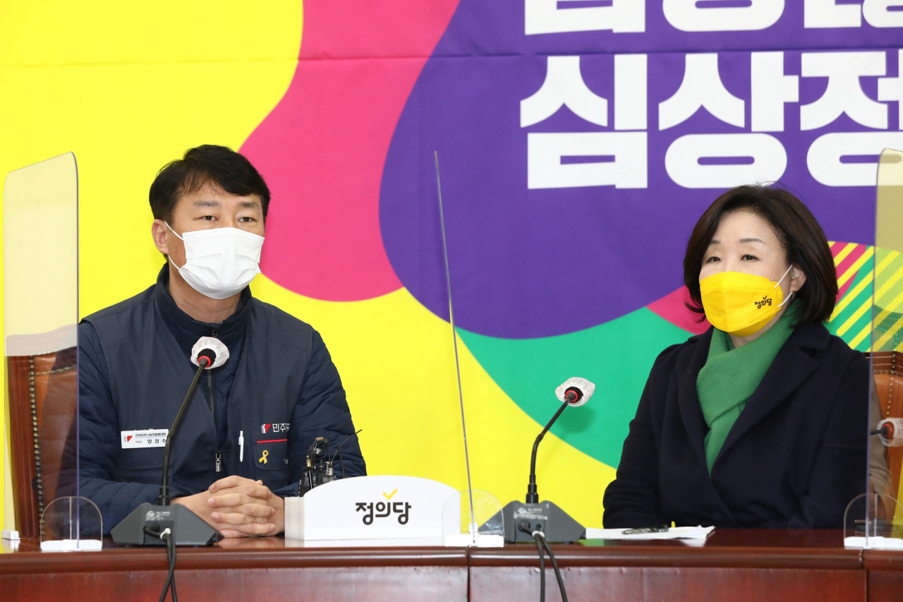 17일 오후 양경수 민주노총 위원장(왼쪽)이 국회에서 정의당 심상정 대선 후보를 만나 대화하고 있다. [연합]