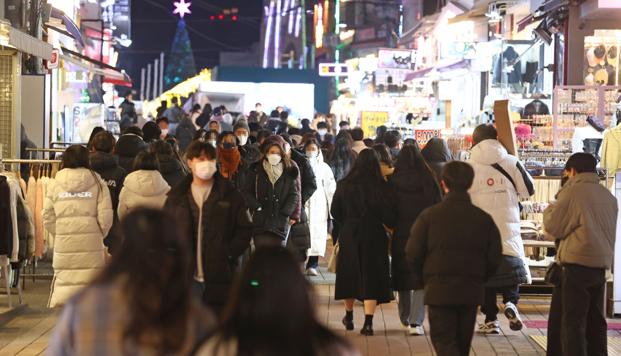 전국 사적 모임 인원 4인 및 영업시간 제한을 하루 앞둔 17일 오후 서울 마포구 홍대거리. [연합]