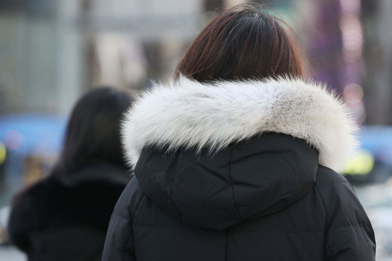 아침 기온이 영하권의 날씨를 보인 17일 오전 서울 광화문 세종대로 사거리. [연합]
