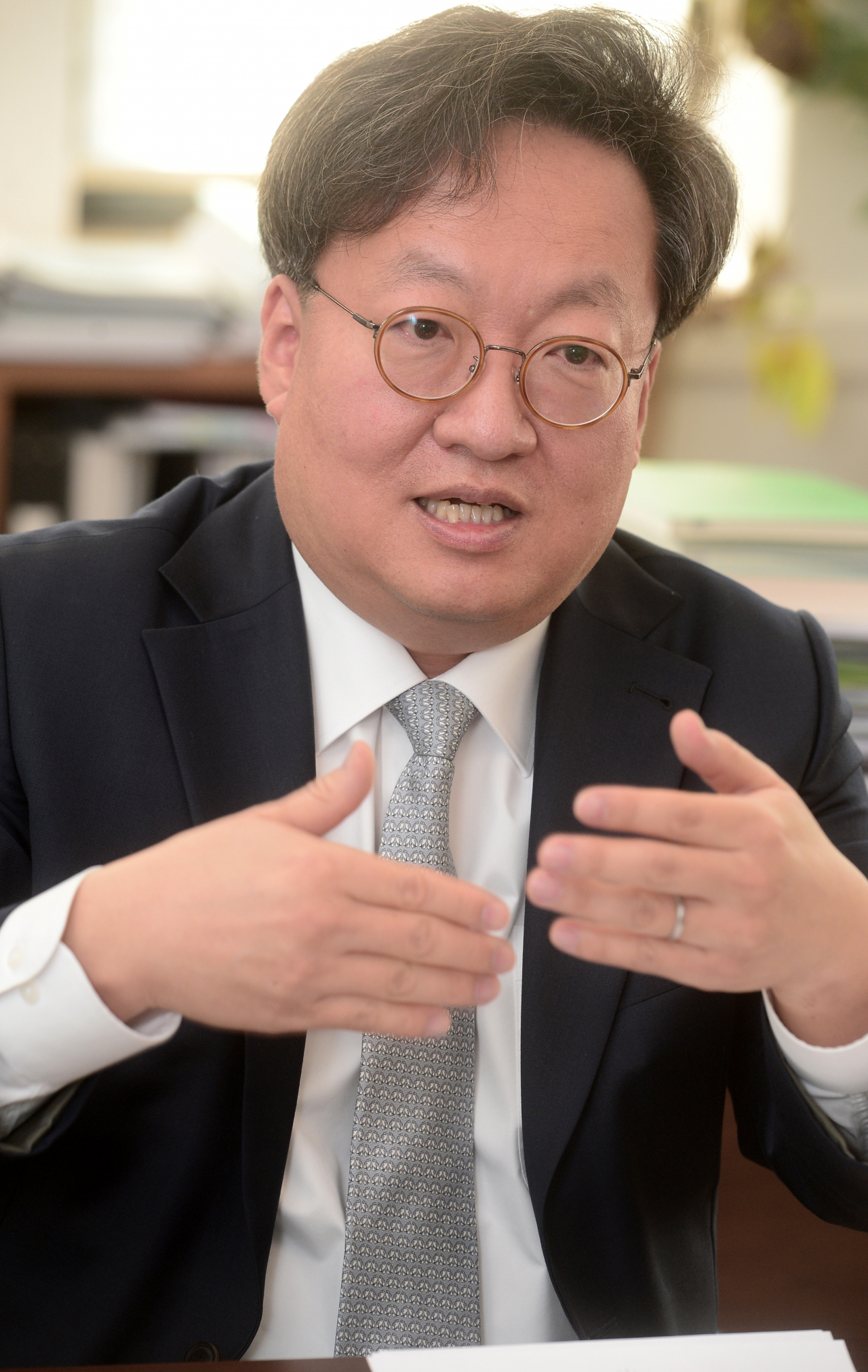 신경식 이화여대 대외부총장은 최근 서울 서대문구 이화여대 본관에서 헤럴드경제와 인터뷰를 갖고 “코로나19(신종 코로나바이러스 감염증)를 계기로 대학들이 새로운 교육방법론을 찾게 됐다”며 이화여대가 ‘온·오프 융합 교육혁신’에 나서겠다고 밝혔다. 박해묵 기자