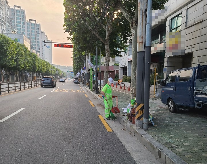 “어두워 사고나기 십상”…환경미화원들, 목숨걸고 ‘새벽 청소’[촉!]