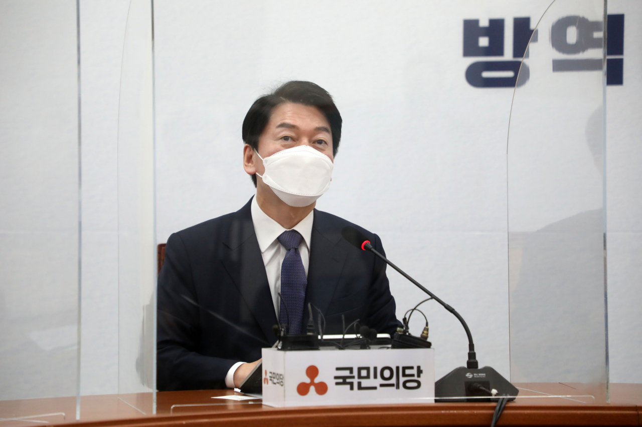 지난 16일 안철수 국민의당 대선후보가 서울 여의도 국회를 방문한 크리스토퍼 델 코소 주한 미국대사대리를 접견하며 인사말을 하고 있다. [연합]