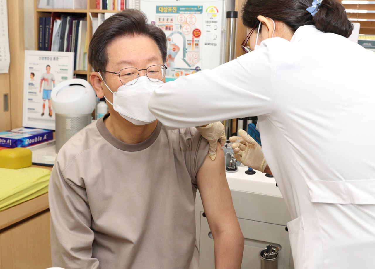 더불어민주당 이재명 대선 후보가 18일 오전 서울 한 병원에서 코로나19 3차 백신 접종을 받고 있다.