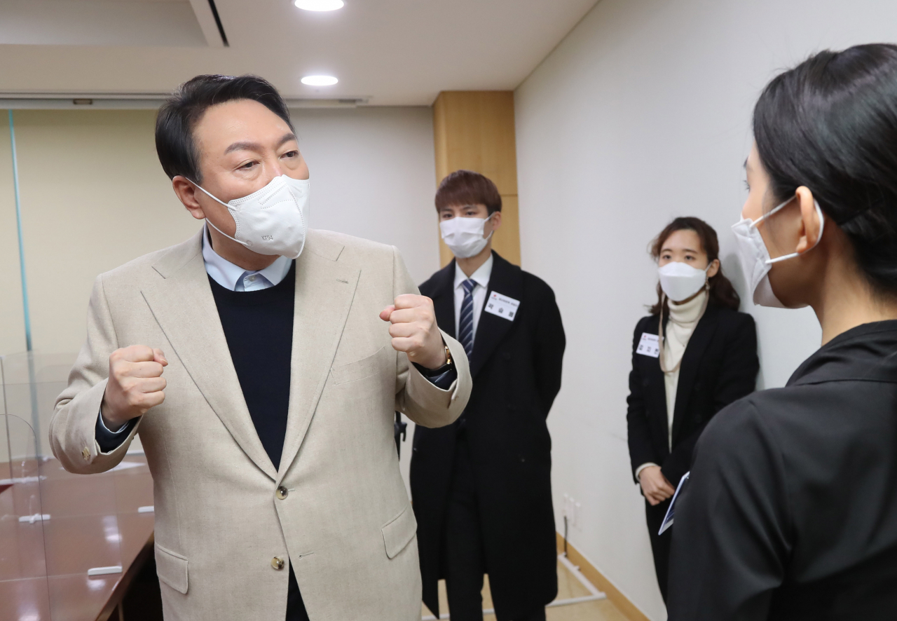 18일 오전 윤석열 국민의힘 대선 후보가 국회 의원회관에서 열린 청년보좌역 공개모집 현장을 방문해 면접자들을 격려하고 있다. [연합]