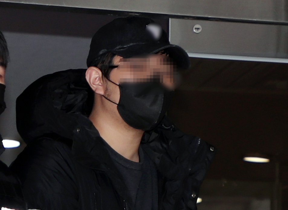 18일 오후 아동 성범죄자 조두순(69)의 집에 들어간 뒤 조씨를 둔기로 폭행해 현행범 체포된 A(21) 씨가 구속 전 피의자 심문을 받기 위해 경기 안산단원경찰서를 나서고 있다. [연합]