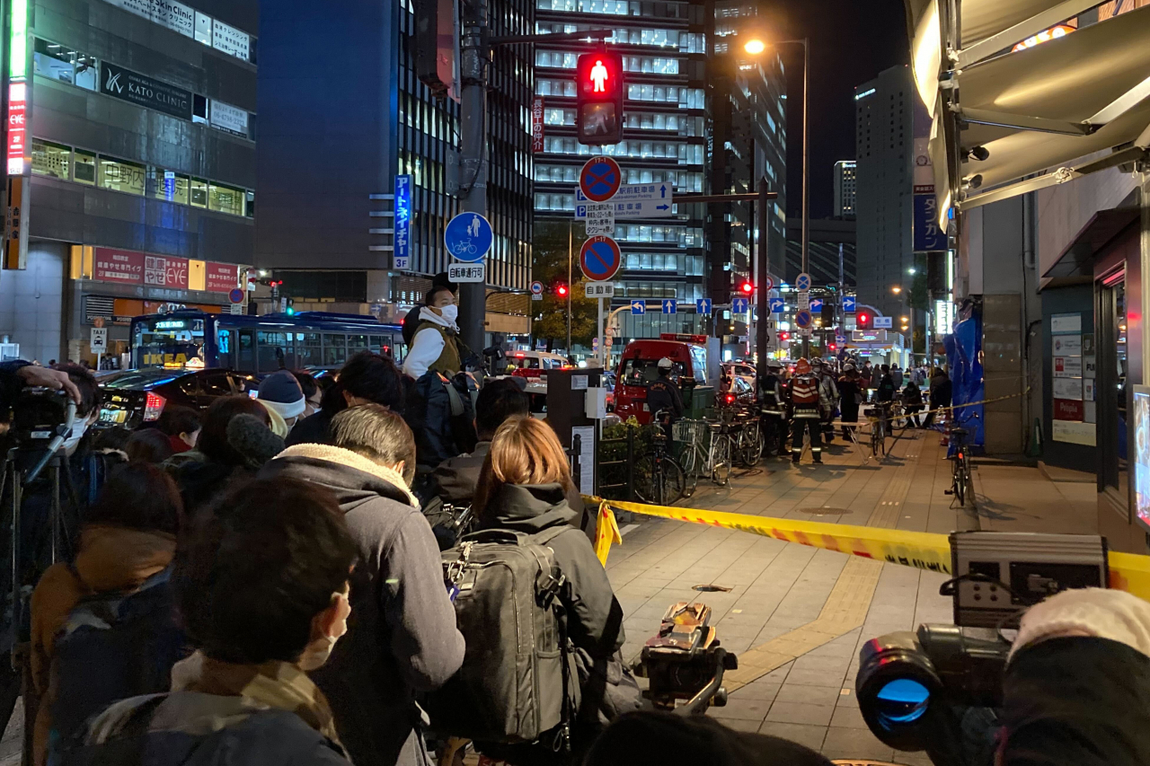 17일 화재가 발생한 일본 서부 오사카 번화가의 8층 상가 건물 주변에 구경하는 시민들이 모여 있다. 인근 병원들로 이송된 부상자 중 이날 오후 6시 현재 19명의 사망이 확인됐고, 3명은 치료를 통해 심폐가 소생했다. 연합뉴스